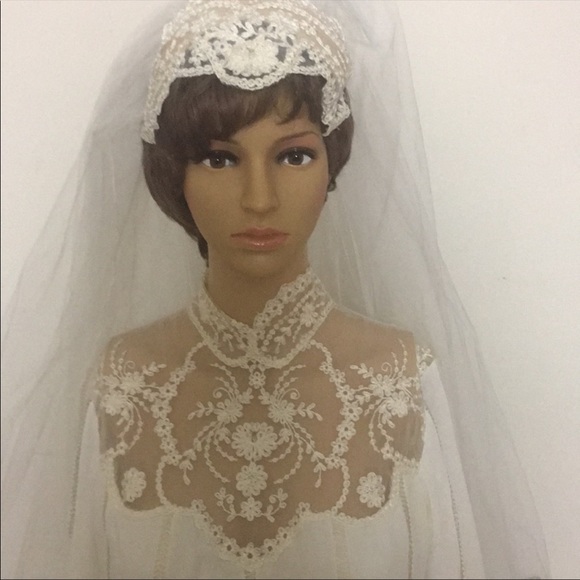 Vintage lace wedding gown with long  sheer veil S - Picture 1 of 6